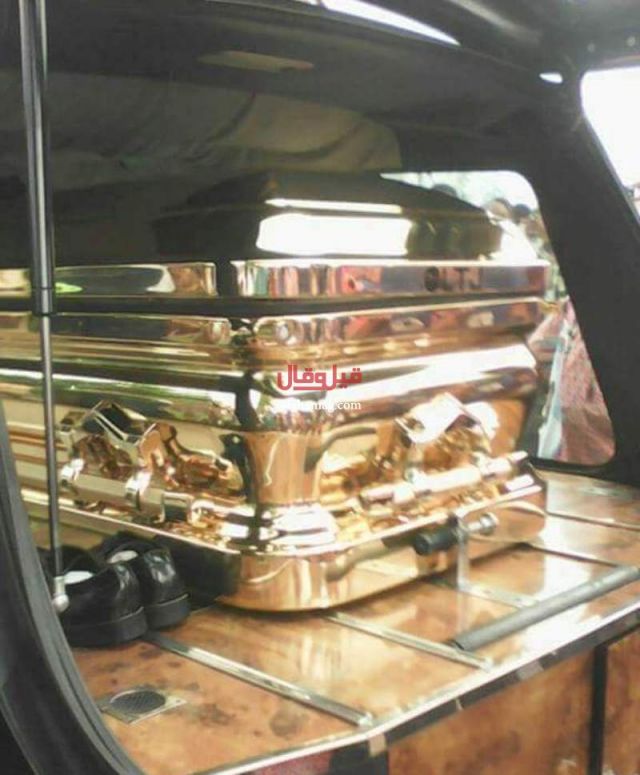 وضع جثمان والده في تابوت من الذهب 24 قيراط... وما فعله بعد دفنه أكثر غرابةً!