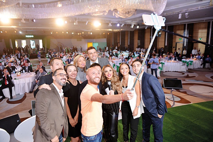 السيلفي يسيطر على حفلة جنّات