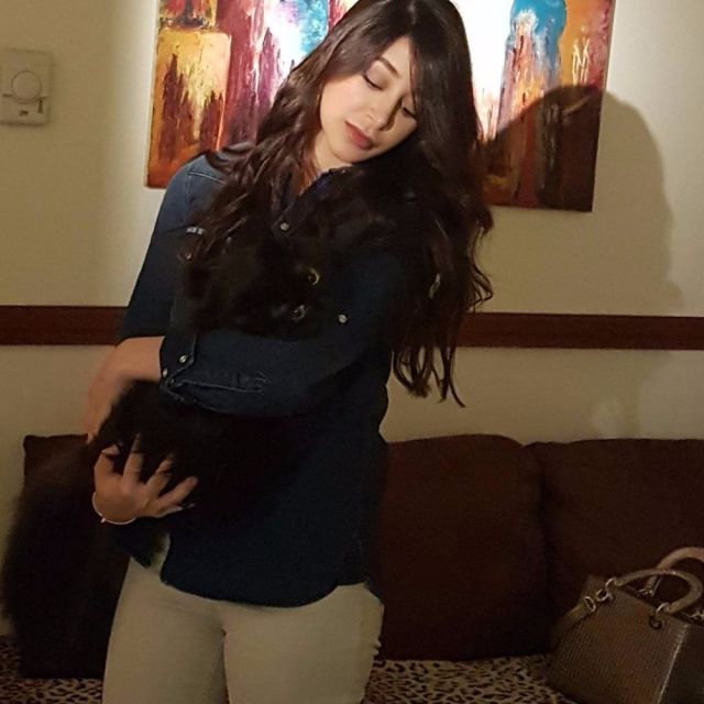 بالفيديو- إبنة شقيق أسيل عمران تُقلّدها بطريقة غريبة أمام المرآة