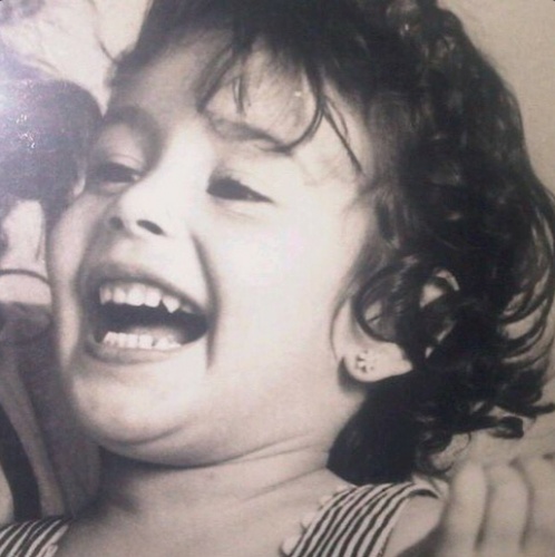 بالصور - خمنّوا هذه الطفلة أي نجمة عربية وجميلة أصبحت... وكيف تعرضت للضرب في سورية!