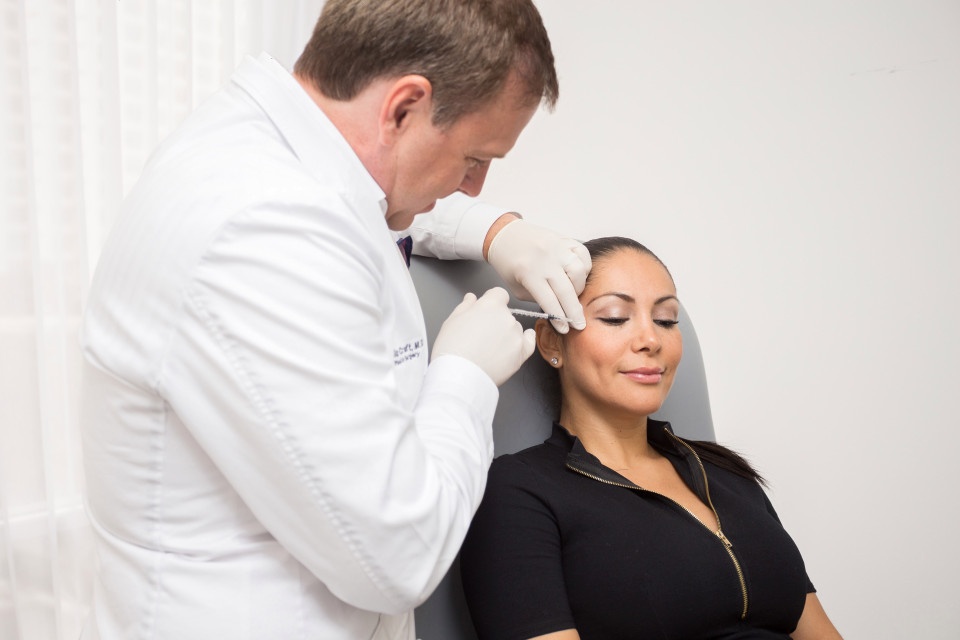 بالصور- طبيب تجميل يغيّر ملامح جسم زوجته ليستعرض عمله.. اليكم التفاصيل