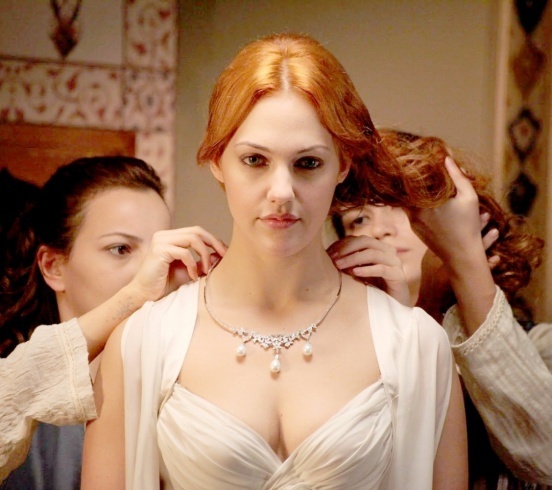 بالصورة - مريم أوزرلي بالحجاب في أبو ظبي