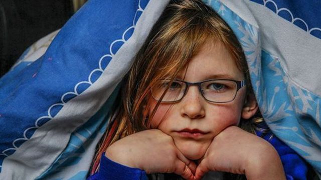 ما تعانيه هذه الفتاة سيصدمك... لا تأكل ولا تشرب ولا تشعر بالألم وإليك السبب