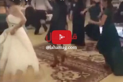 بالفيديو - صاحبة التنورة القصيرة تشعل الزفاف برقصها وتحديها العروس وصديقاتها