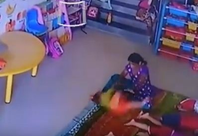 فيديو مروع - عاملة في حضانة تعتدي على طفلة بطريقة وحشية!