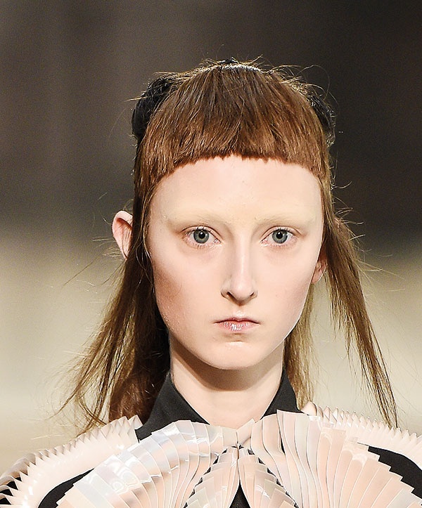 Iris Van Herpen - تشقير الحواجب
