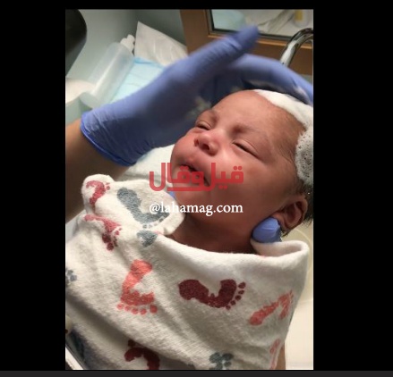 فيديو رائع - شاهدوا رضيعة في أول تجربة استحمام لها!