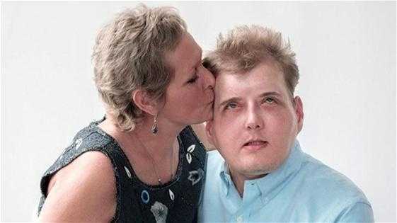 فيديو مؤثر - أم تقبل وجه ابنها بعد عام من وفاته!!