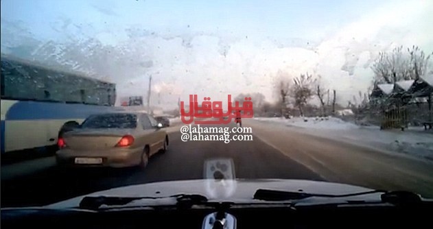 فيديو مروع - كاميرا توثق لحظة نجاة امرأة من حادث بأعجوبة!