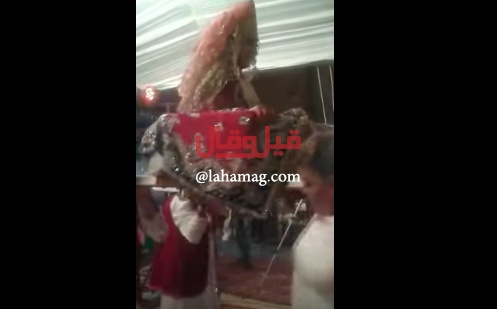 بالفيديو - عروس في موقف محرج بعد سقوطها خلال الزفة!