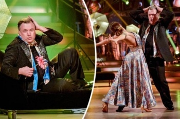 بالفيديو- وزيرٌ سابق يُشعل الانترنت برقصه المحترف.. ما رأيكم بأدائه؟؟