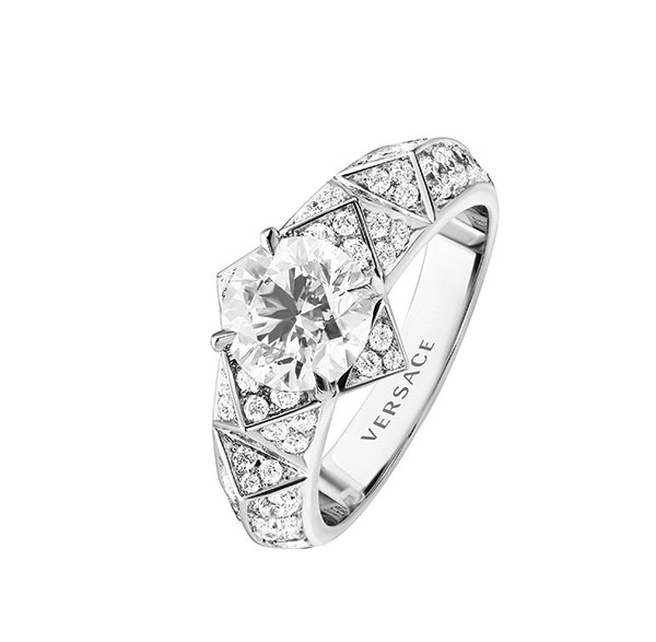 خواتم V-Forever من Versace بهجة تزيّن أصابعك