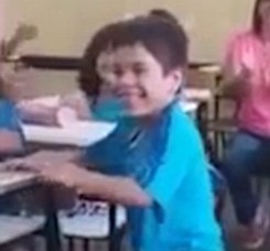 فيديو مؤثر - طفل يعاني من الشلل يمشي للمرة الأولى.. شاهدوا ردة فعل رفاقه في الصف!!