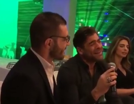 تسريب فيديو لوائل كفوري وهو يغني بين أصدقائه في منزله.. شاهدوا طرافته!!