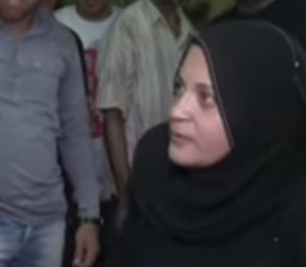 بالفيديو - أب يضرب زوجتة أمام الكاميرات ويهددها بالقتل .. شاهدوا رد فعل المذيعة! بالفيديو - أب يضرب زوجتة أمام الكاميرات ويهددها بالقتل .. شاهدوا رد فعل المذيعة!