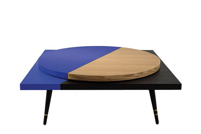 طاولة منخفضة بشكل هندسي مركب وأنيق