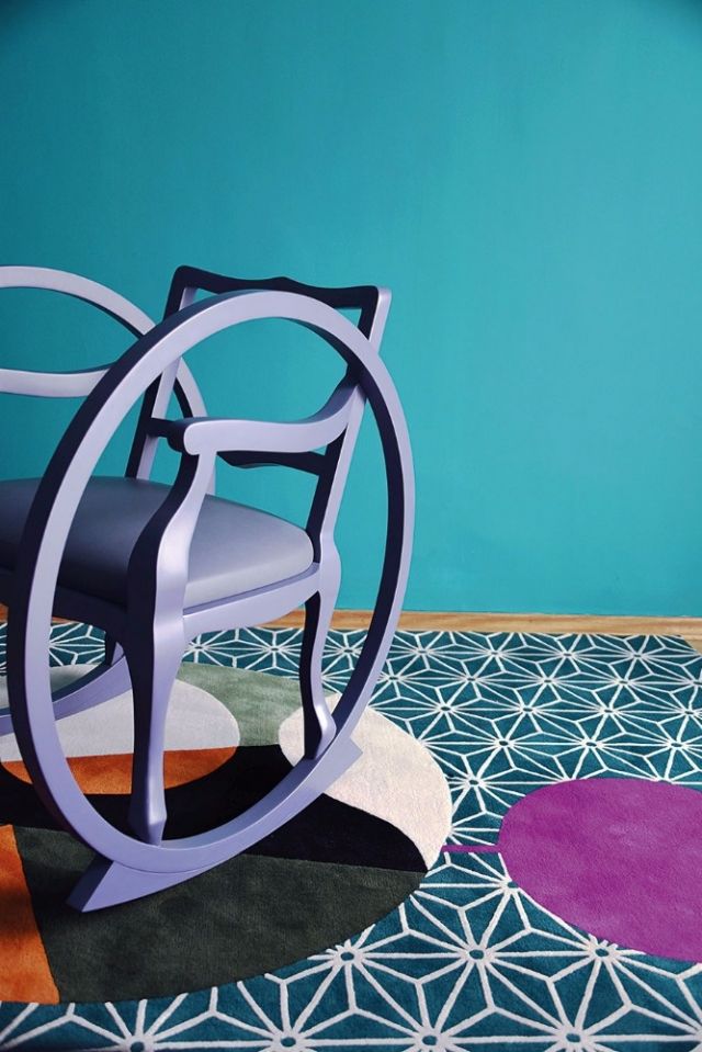 نموذج من كرسي مبتكر يمثل حالة من الإبداع الزخرفي