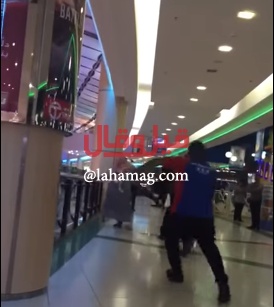 فيديو من داخل مركز تجاري في الرياض- حاول رميه من الطابق الثالث.. اليكم السبب الصادم!!