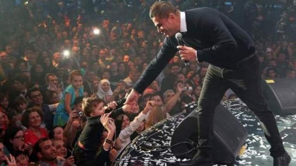 الرد الأول من عمرو دياب حول منع المحجبات من حضور حفله!