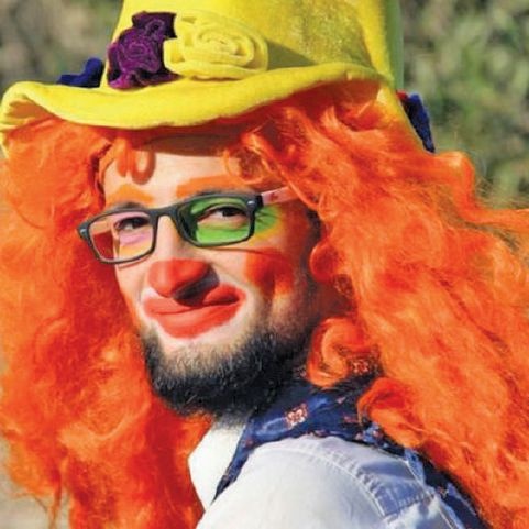 مهرّج حلب مضرجاً بدمه ... وضحكات الأطفال