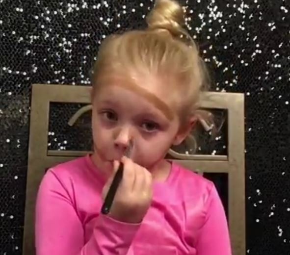 فيديو رائع - طفلة تضع ماكياج باحتراف.. شاهدوا ماذا تفعل!!