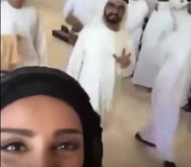 بالفيديو - شاهدوا رد فعل حاكم دبي أثناء تصوير فتاة 