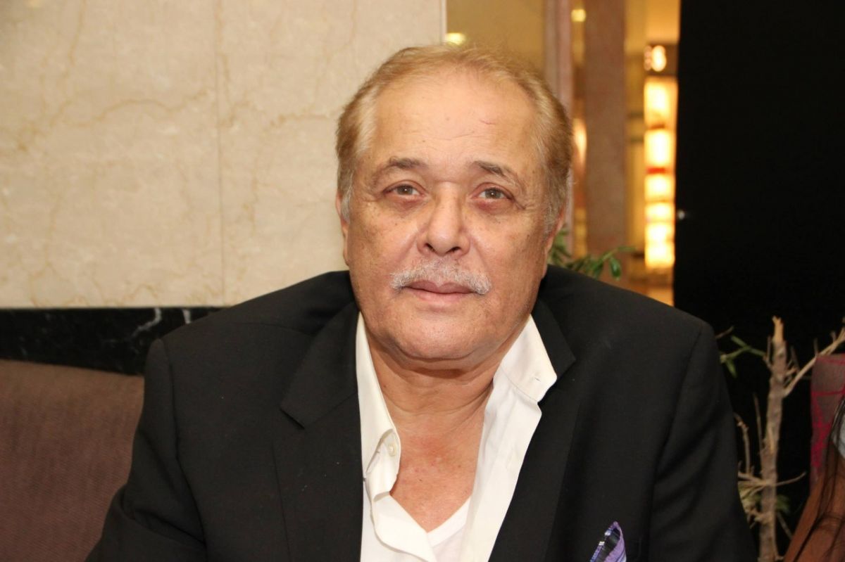 بعد شهر من وفاته.. عامل بمقبرة محمود عبدالعزيز يكشف حالة غريبة تتكرر يومياً!!