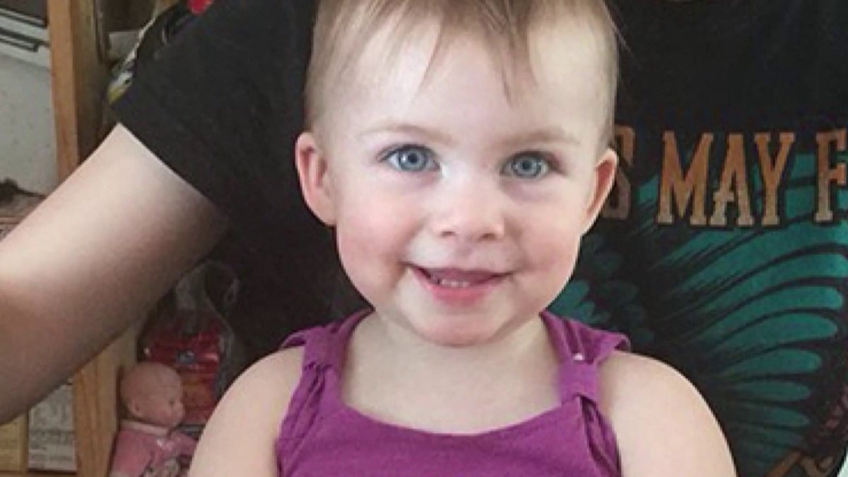 لن تتوقّعوا السبب الذي أدّى إلى وفاة هذه الطفلة... إنتبهوا كيف يأكل أولادكم الفوشار