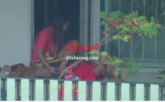 فيديو مسرب لأم تضرب طفلتها بوحشية وتهددها بقطع لسانها بالسكين!!