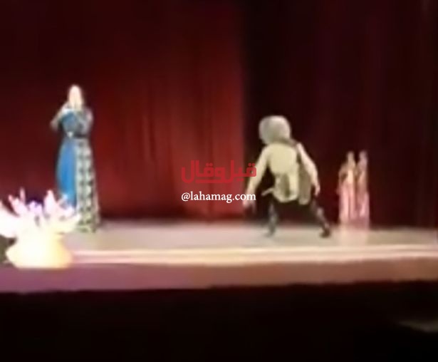 بالفيديو- وفاة راقص على المسرح... شاهدوا ردّ فعل الجمهور!!