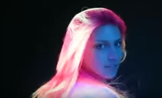 بالفيديو - مراهقة تشعل 