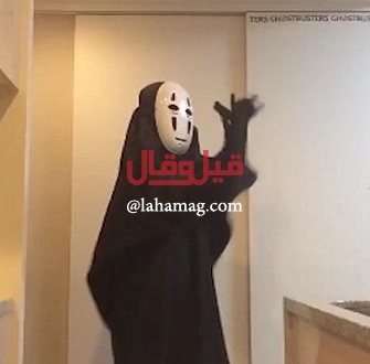 بالفيديو- شابة مُتنكّرة تُشعل الانترنت برقصها المُضحك.. شاهدوا حركاتها الغريبة