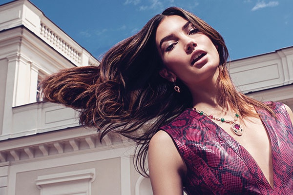 عقد وأقراط للأذنين Serpenti من الذهب الوردي المرصّع بالتورمالين الأحمر والزمرد والماس.
