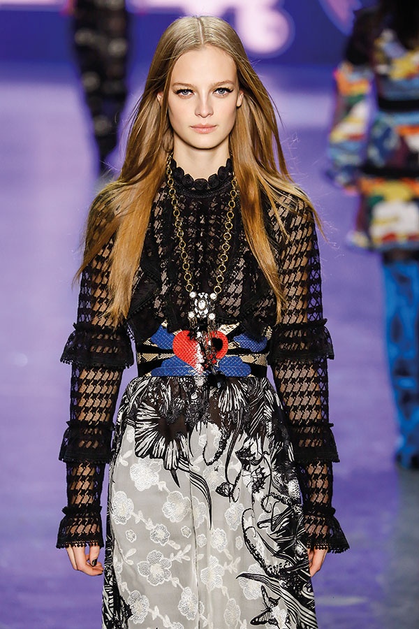 Street Style... تعشق الباريسيات اللون الأحمر فلا تنسي إضافة هذه اللمسة الفاتنة إلى أزيائك