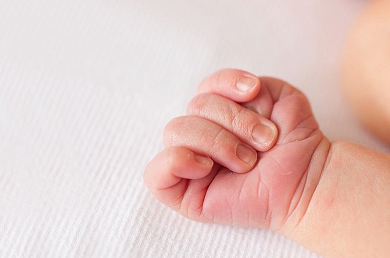 طفل يموت جوعاً بعدما تركته والدته وحيداً مع اخته لـ9 أيام في المنزل