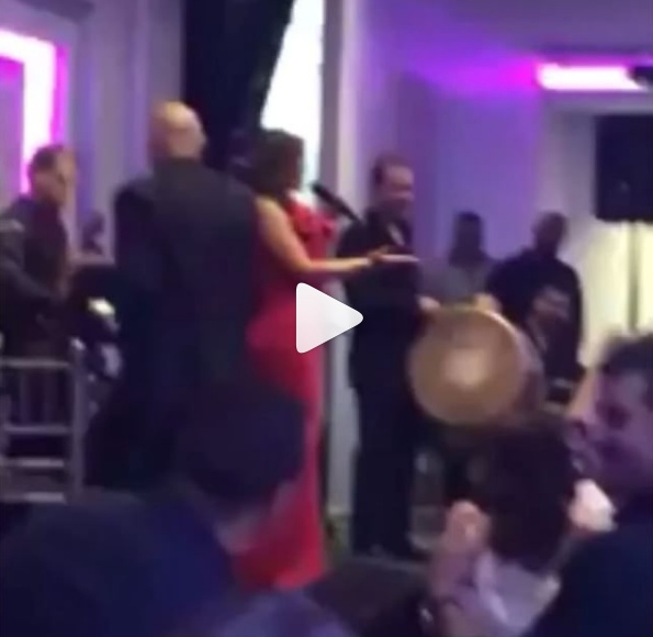 بالفيديو - شاهدوا عصبية وموقف نجوى كرم عندما رماها احد الحاضرين بالمال!