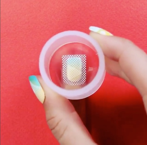 بالفيديو - طرق سهلة لتزيين الأظافر بأشكال مبتكرة.. جرّبوها