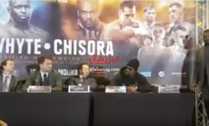 بالفيديو- ضرب خصمه خلال المؤتمر الصحافي.. شاهدوا ردّ فعل الطرف الثاني