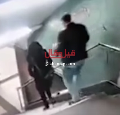 بالفيديو- ركلها شخصٌ مجهول من دون سبب فسقطت عن الدرج.. اليكم التفاصيل