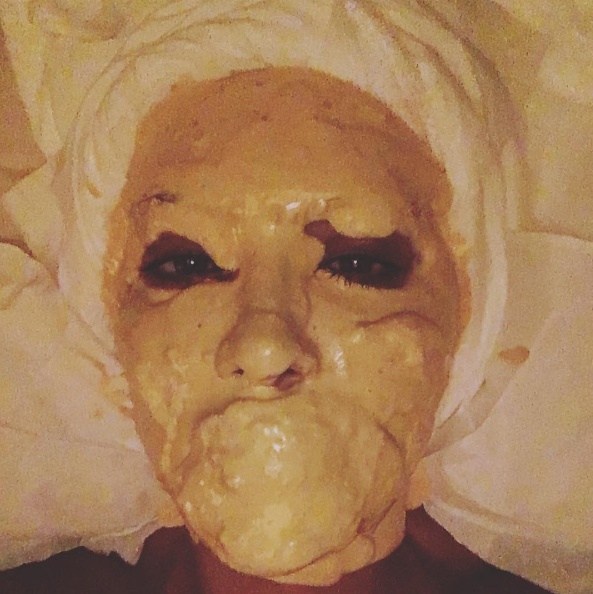 بالصور - خمّنوا من هذه النجمة اللبنانية.. وكيف أصبحت كذلك!