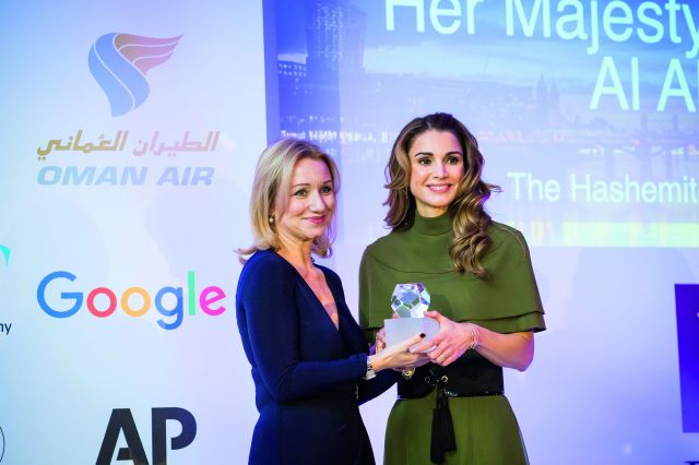 الملكة رانيا تتسلم جائزة الانسانية من جمعية الصحافة الأجنبية في لندن