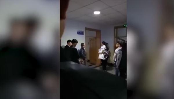 فيديو غريب - أستاذ يجبر الطلاب على صفع بعضهم كعقاب!!