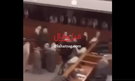 بالفيديو - سقوط محرج لنائب كويتية في مجلس الامة!!