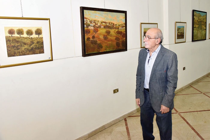 40 لوحة في معرض «مقام الأخضر» حسن عبدالله يرسم الطبيعة بنقاءٍ شعري
