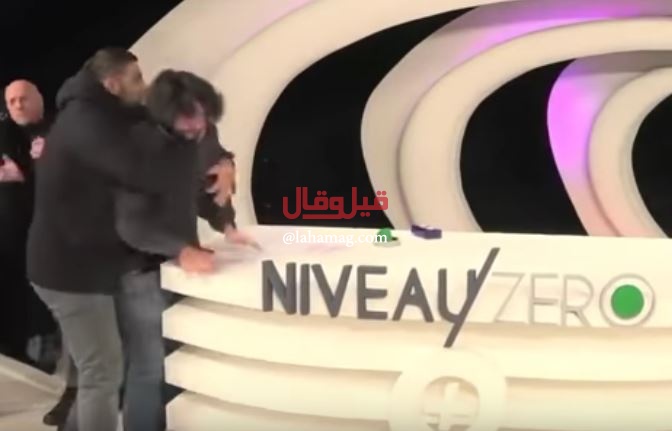 بالفيديو - بعد اساءته للعرب.. مقابلة تلفزيونية تتحول إلى معركة على الهواء!!