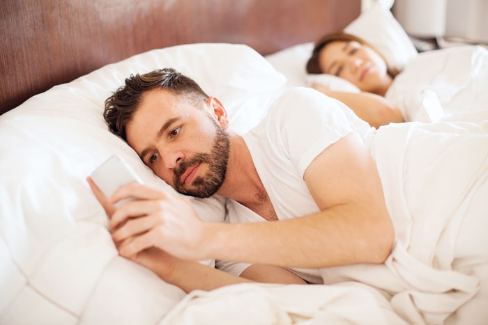 علماء الدين يحذّرون من الوصول الى الطلاق: الإنترنت ضرّة داخل البيت!