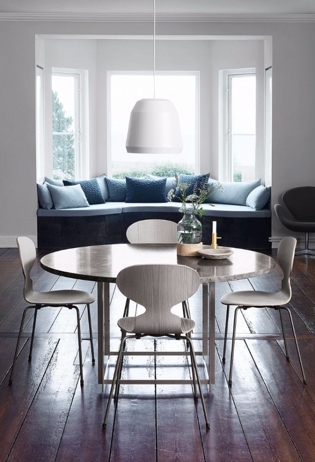 تناغم كامل بين قطع الأثاث والجو الهندسي للمكان