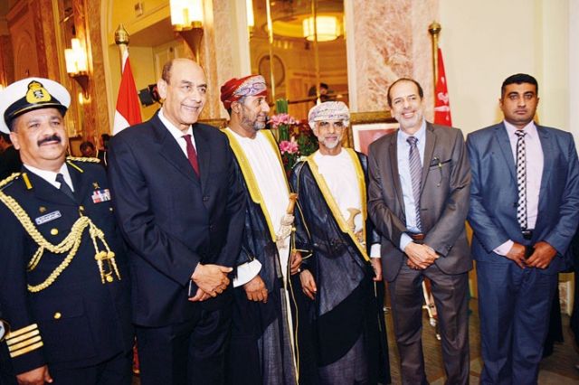  أحمد بدير والسفير العماني خلال مراسم الاستقبال
