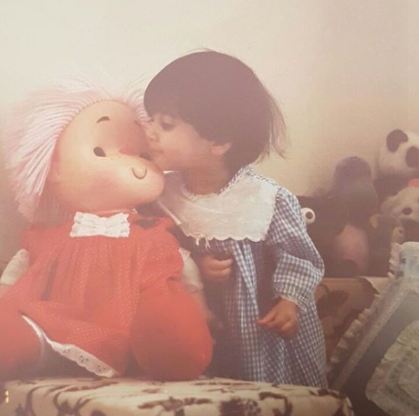 بالصورة- خمّنوا أي نجمة عربيّة شهيرة أصبحت هذه الطّفلة