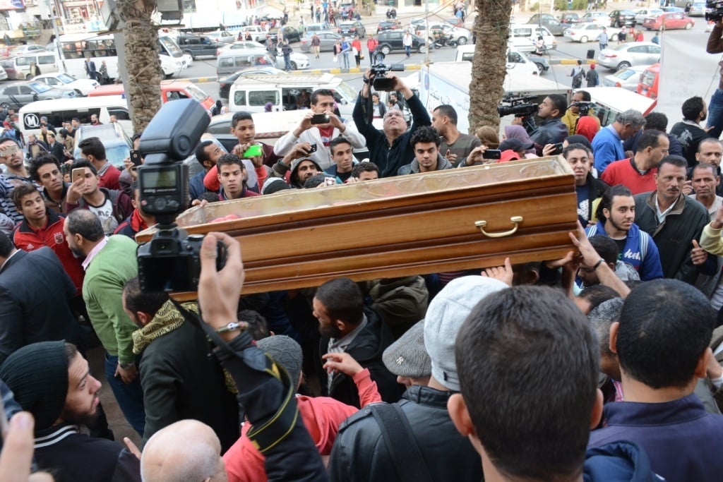 بالصور - بنات أحمد راتب ينهرن في الجنازة... وحضور مخيب للنجوم!